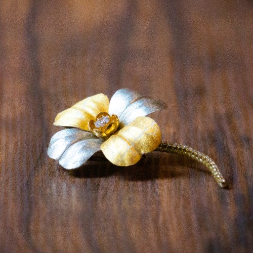 四つ葉クローバーブローチ