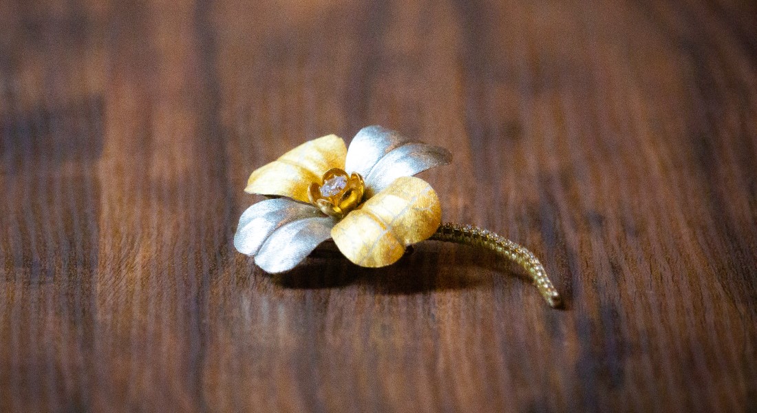 四つ葉クローバーブローチ