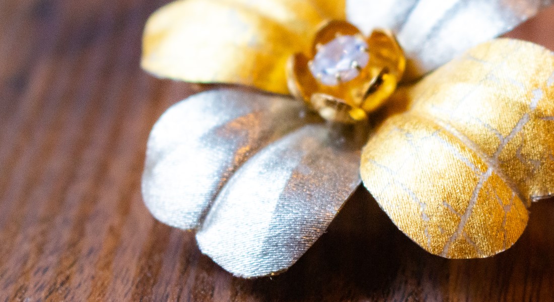 四つ葉クローバーブローチ