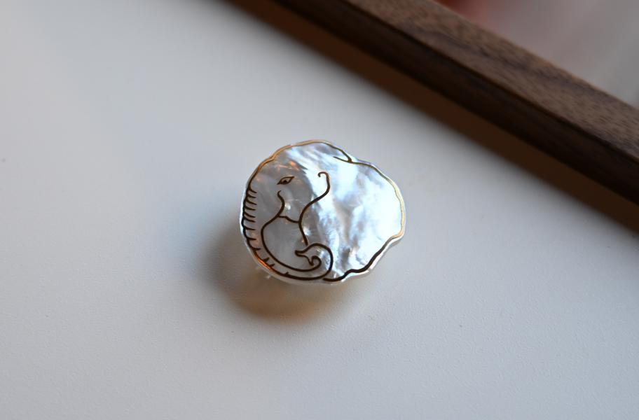 象絵白蝶貝帯留め