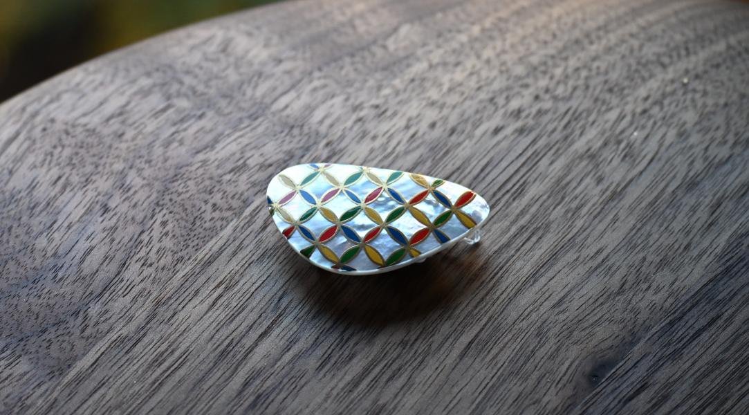 七宝蒔絵白蝶貝帯留め