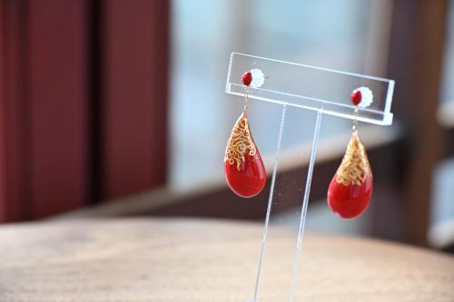 朱漆ピアス曲雫金箔唐草中