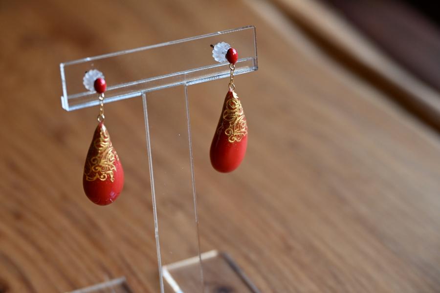 朱漆ピアス曲雫金箔唐草中