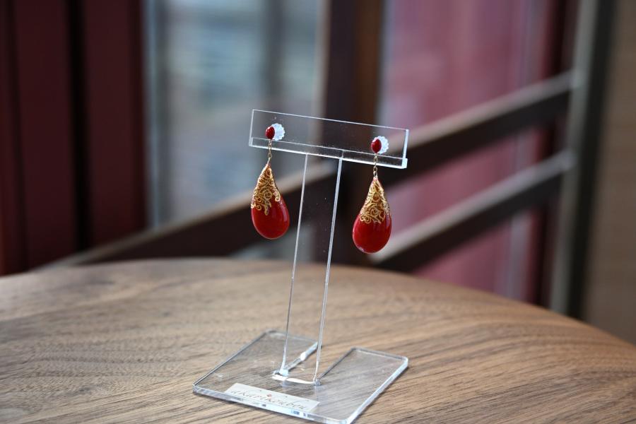 朱漆ピアス曲雫金箔唐草中