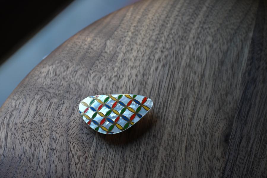 七宝蒔絵白蝶貝帯留め