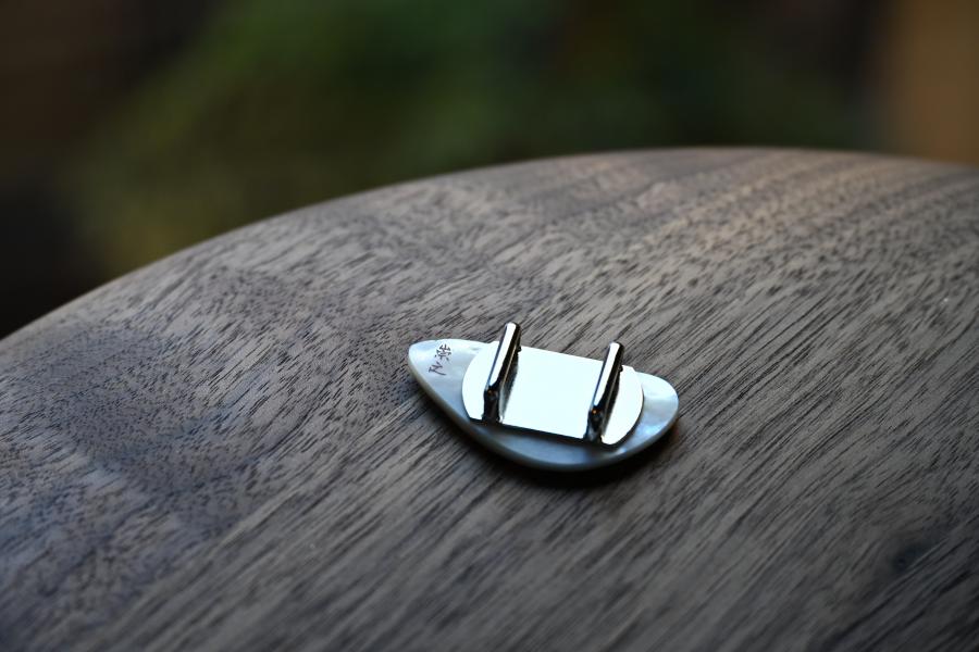 七宝蒔絵白蝶貝帯留め