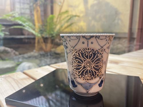 染付銀彩瓔珞紋　輪花フリーカップ