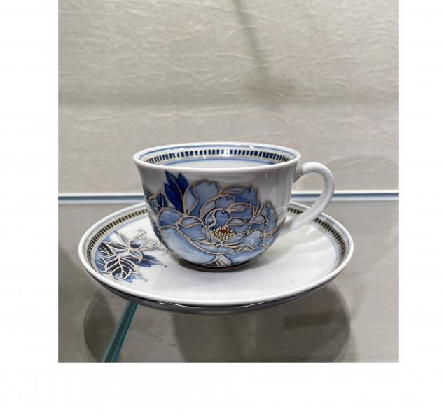 染付銀彩　牡丹　コーヒーC&S　右