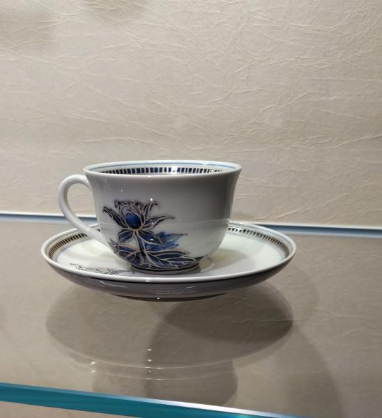 染付銀彩　牡丹　コーヒーC&S　右