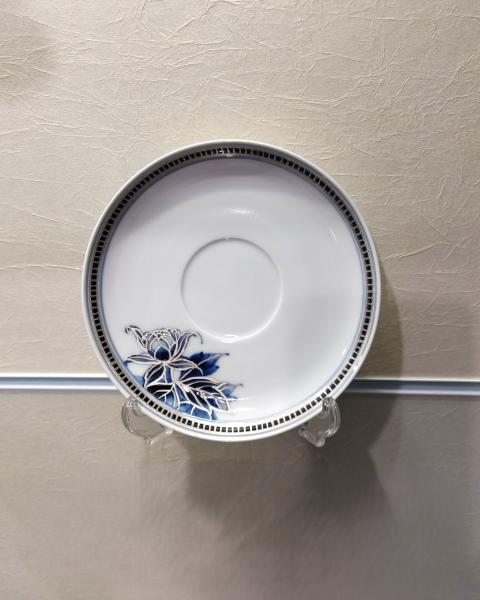 染付銀彩　牡丹　コーヒーC&S　右