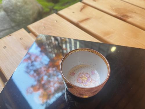 ぐい吞(小)　金襴手桜