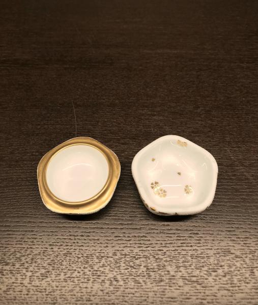 香合　盛金宝相華唐草文白粒