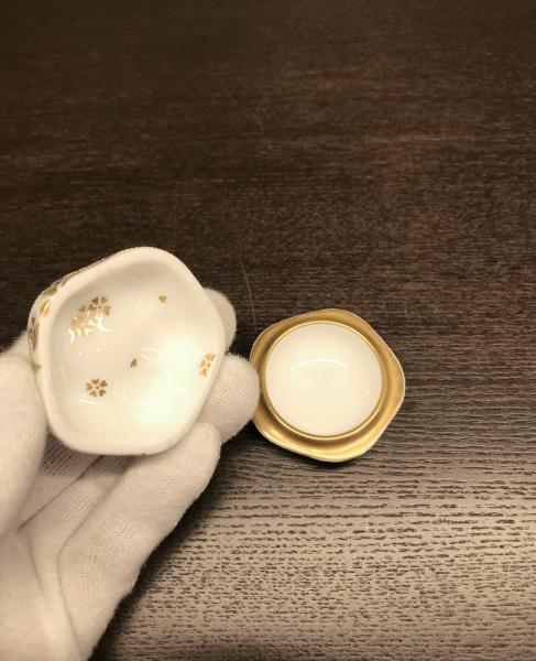 香合　盛金宝相華唐草文白粒