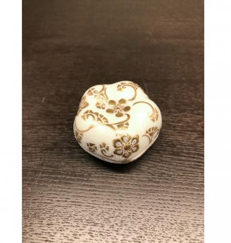 香合　盛金宝相華唐草文白粒