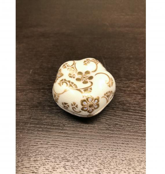 香合　盛金宝相華唐草文白粒