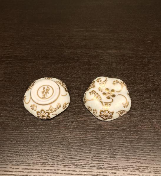 香合　盛金宝相華唐草文白粒