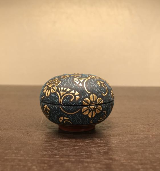 香合　盛金鉄線唐草文青粒