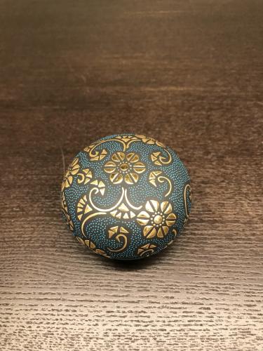 香合　盛金鉄線唐草文青粒