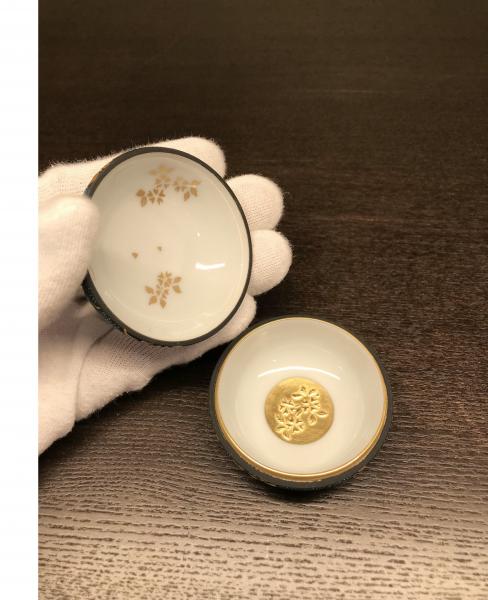 香合　盛金鉄線唐草文青粒