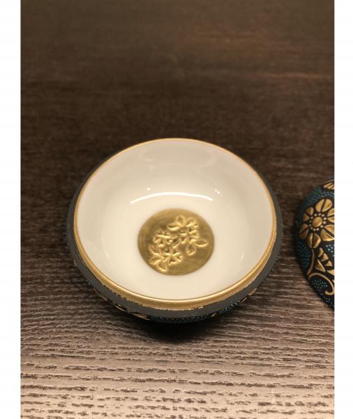 香合　盛金鉄線唐草文青粒