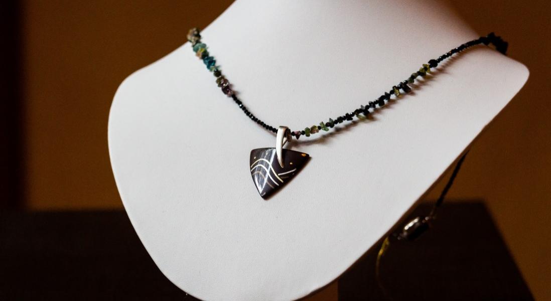 象嵌ペンダント　波